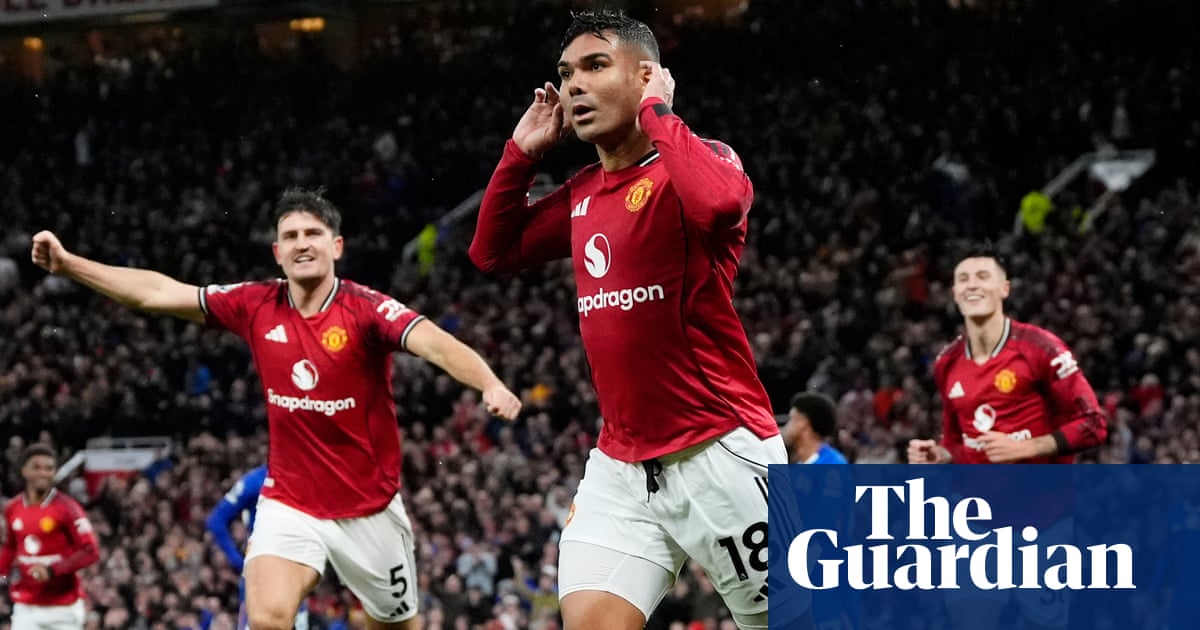 Manchester United hold off 10-man Chelsea after Casemiro red offers hope