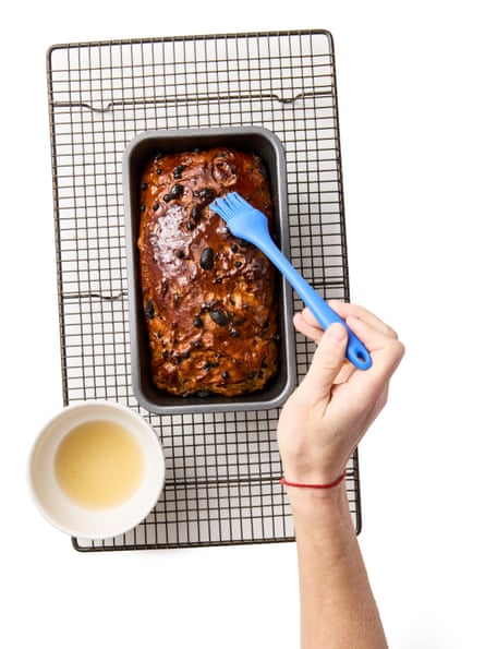 Felicity Cloake’s bara brith 05b. We have baked the loaf for about 40 minutes, and the top is a rich, brown colour. Heated honey (or syrup or sugar) is brushed upon the top of the loaf.