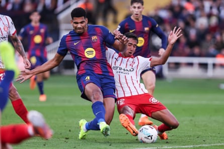 Ronald Araújo shoots during La Liga match between Barcelona and Girona