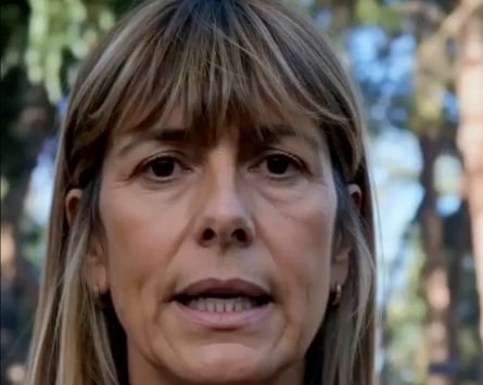Begoña Gomez的肖像看向镜头。