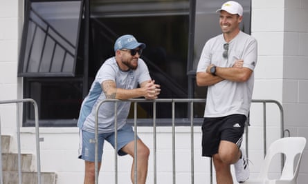 L'entraîneur anglais Brendon McCullum partage une blague avec le capitaine néo-zélandais Tim Southee