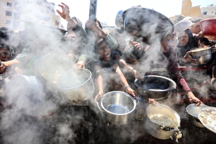 Palestinians hold out empty pots