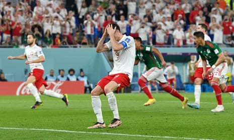 Robert Lewandowski, head in hands.
