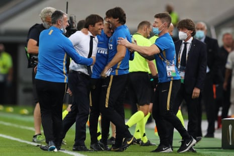 Antonio Conte and staff celebrate at full time.