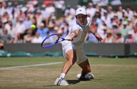 Ο Alex de Minaur με ένα μπακχάντ.