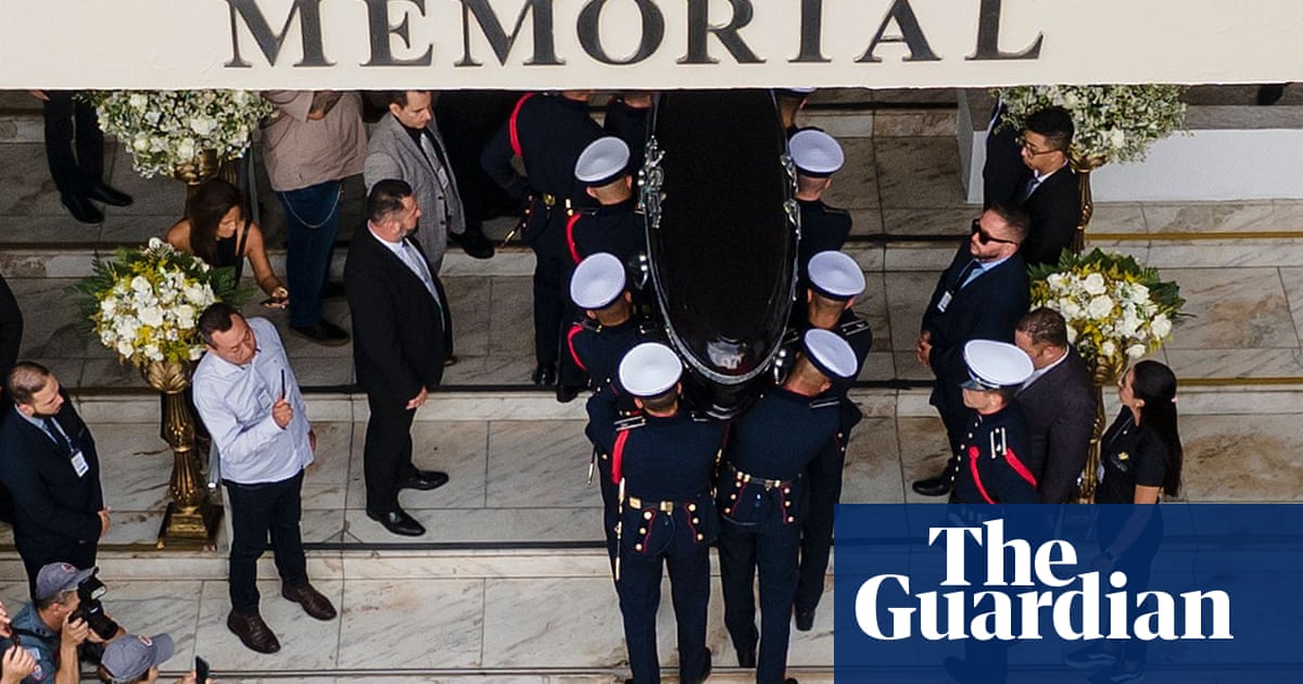 Private burial of Pel in Santos after eight-mile funeral procession