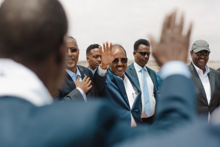 Hassan Sheikh Mohamud waving.