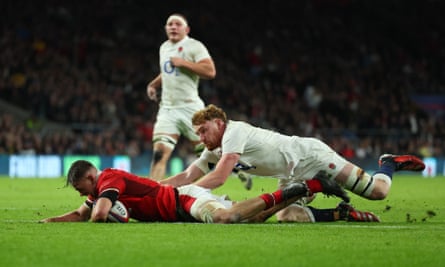 Alex Mann scores a try for Wales