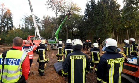 پلیس و آتش نشانان در حال پاکسازی جنگل هامباخ از محیط بانان