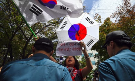 Supporters of South Korea’s ousted president Park Geun-Hye wave national flags during a protest demanding the release of Lee Jae-Yong in Seoul on Friday.
