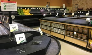 Les étagères de produits sont vides à l'épicerie Save-On-Foods de Revelstoke, à la suite d'inondations historiques en Colombie-Britannique.