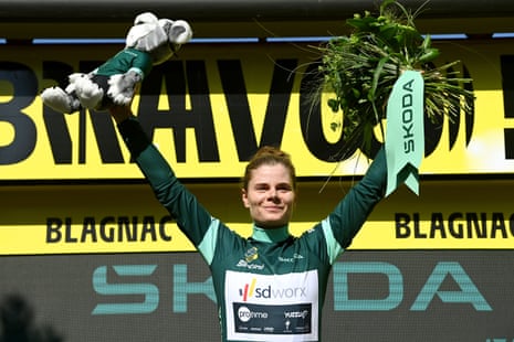 Lotte Kopecky will finally get to wear the green jersey on today’s stage.