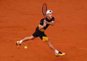 Diego Schwartzman plays a backhand.