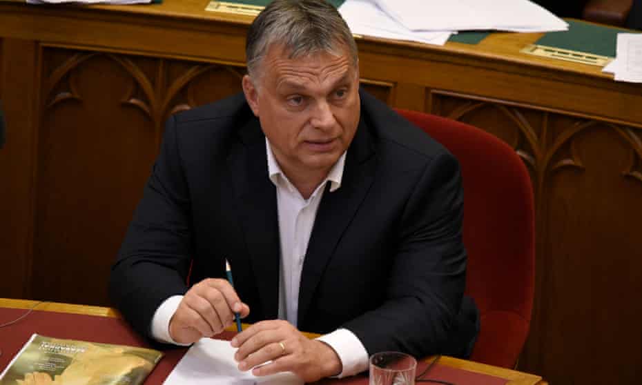 Il primo ministro ungherese Viktor Orbán in parlamento per un voto sulle leggi anti-immigrazione 