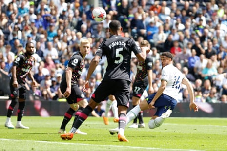 Sundulan Arnaut Danjuma dari Tottenham Hotspur melebar ke gawang Brentford.