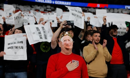 England-supportere under ett minutts stillhet for dronningen før kampen mot Tyskland