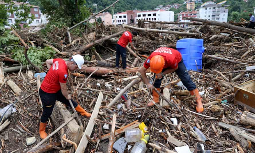 Se están llevando a cabo operaciones de búsqueda y rescate en Bozkurt.