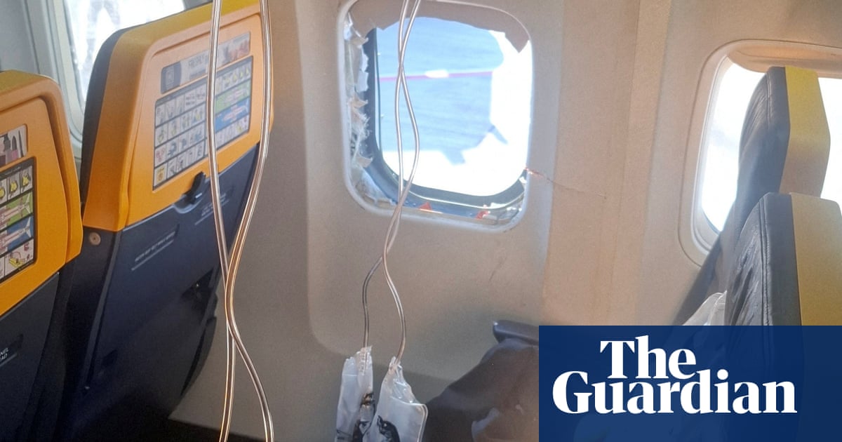 Η Ryanair λέει ότι τα αεροπλάνα της είναι ασφαλή αφού ο επιβάτης παραλίγο να πεταχτεί από το παράθυρο | Ryanair