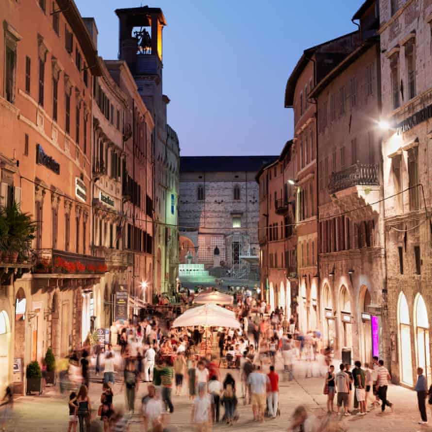 Evening strollers connected Corso Vanucci.