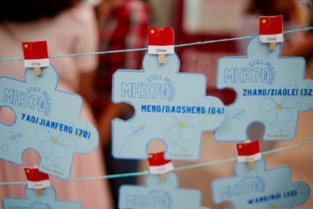 Los nombres de los pasajeros desaparecidos en tarjetas con forma de rompecabezas en un día de recuerdo de las víctimas del MH370 en Petaling Jaya, Malasia, el 3 de marzo de 2024.