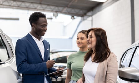 Mãe e filha comprando um carro em uma concessionária