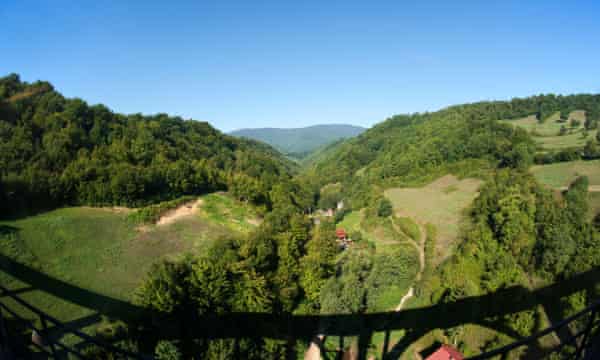 Câmpia din Bosnia și Herțegovina văzută din trenul care circulă între Sarajevo și Mostar.