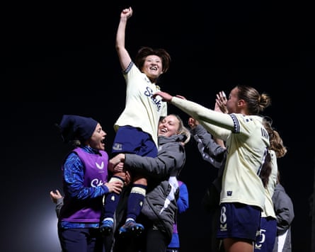 Chelsea FC x Everton - Barclays Women's Super LeagueKingston upon Thames, Inglaterra - 07 de dezembro: Honoka Hayashi do Everton comemora a vitória com seus companheiros de equipe após a partida da Barclays Women's Super League entre Chelsea FC e Everton em Kingsmeadow em 07 de dezembro de 2025 em Kingston upon Thames, Inglaterra. (Foto de Alex Davidson – WSL/WSL Football via Getty Images)