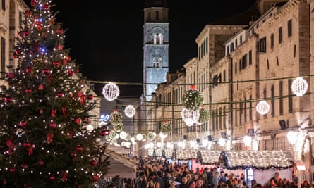 Stradun, Dubrovnik, trees and crowds for winter festival