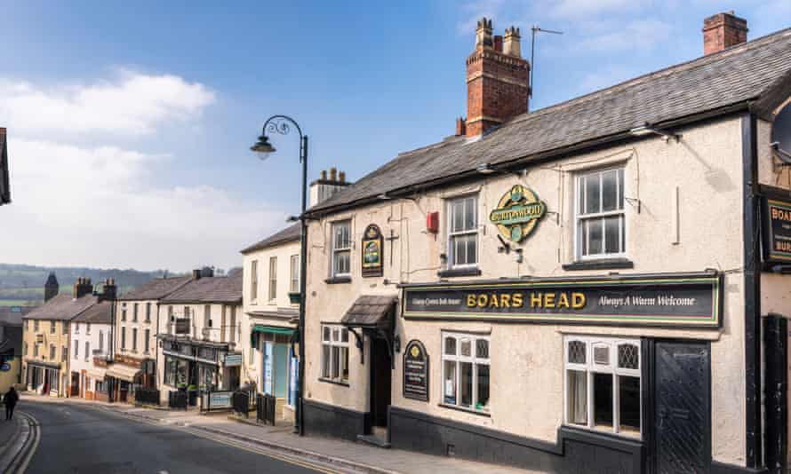 Mirando hacia la calle Clwyd pasado el pub Boar's Head en el centro de Ruthin, Denbighshire, Gales del Norte, Reino Unido.