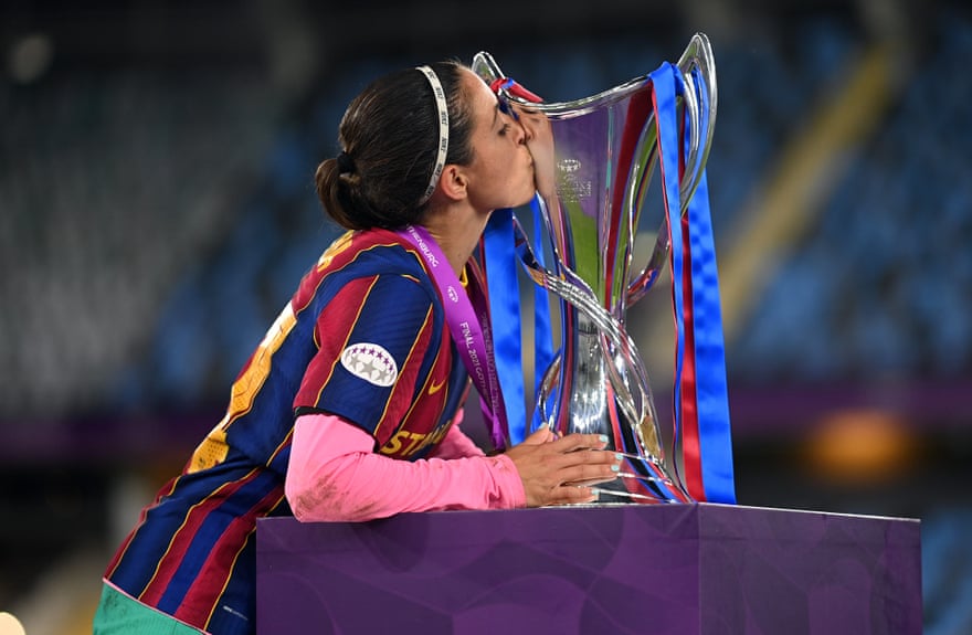 Aitana Bonmatí kisses the Women’s Champions League trophy after Barcelona’s victory over Chelsea in the 2021 final.