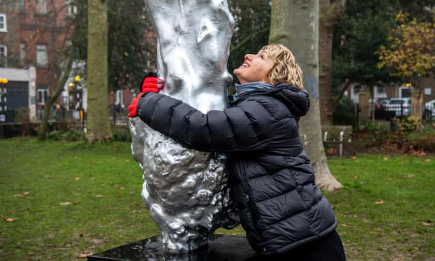 Bee Rowlatt hugging the Mary Wollstonecraft statue