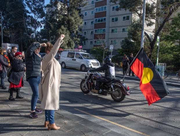 Kalabalıklar Archie Roach'ı Melbourne sokaklarında son yolculuğunda gürleyerek veda ediyor | Yerli Avustralyalılar 3 Melbourne sokaklarında toplanan kalabalıklar, şehrin sokaklarında son yolculuğuna çıkan Archie Roach'a veda etmek için toplandı.