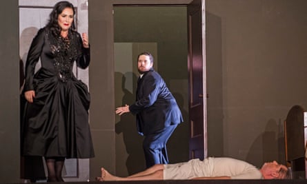 کیتلین لینچ در نقش دونا آنا، آلن کلیتون (دان اتاویو) و جیمز کرزول (Commendatore) در اجرای ریچارد جونز در سال 2016 برای اپرای ملی انگلیس.