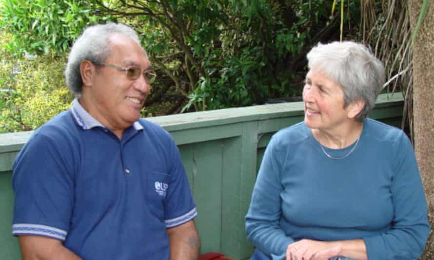 Judith Huntsman (right), academic from New Zealand, speaking with Ulu-o-Tokelau (national leader) of Tokelau, Kelihiano Kalolo.