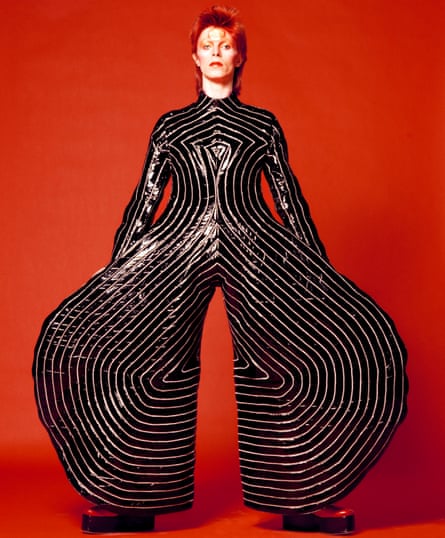 Bowie portant le body conçu par Kansai Yamamoto pour la tournée Aladdin Sane de 1973.