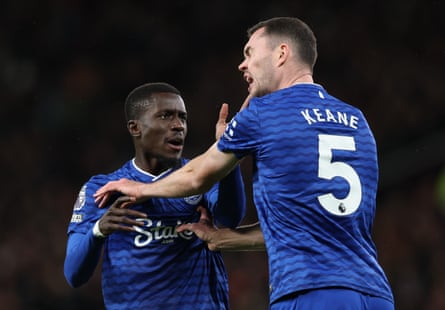 Idrissa Gueye slaps Michael Keane in the face, earning himself a red card in the process