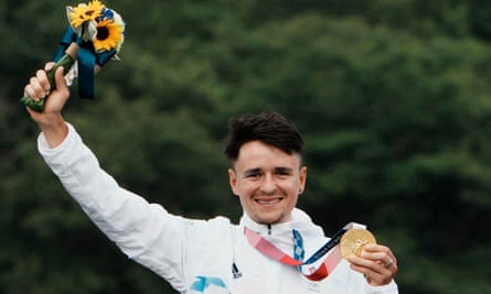 Tom Pidcock brandishes medal