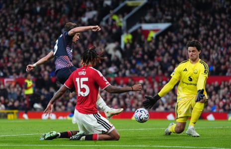 Ο Conor Gallagher της Tottenham Hotspur έχει ένα σουτ στην εστία.