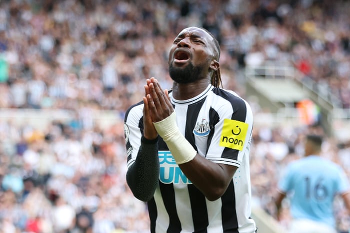 Allan Saint-Maximin can’t believe that Almiron has missed it.