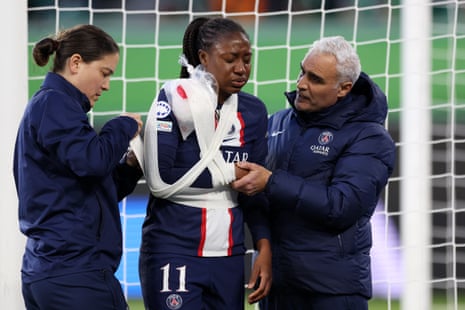 It’s a bad end to the first half for Kadidiatou Diani and PSG, as their star player goes off injured with a bad shoulder injury.