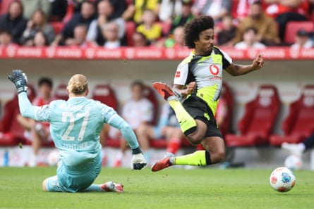 Karim Adeyemi is fouled by Robin Zentner