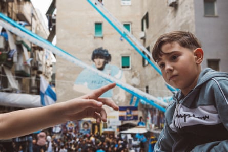 Bambini vicino agli iconici Murales Maradona nei Quartieri Spagnoli.