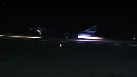 US B-1 bomber takes off during strikes in Syria and Iraq – video