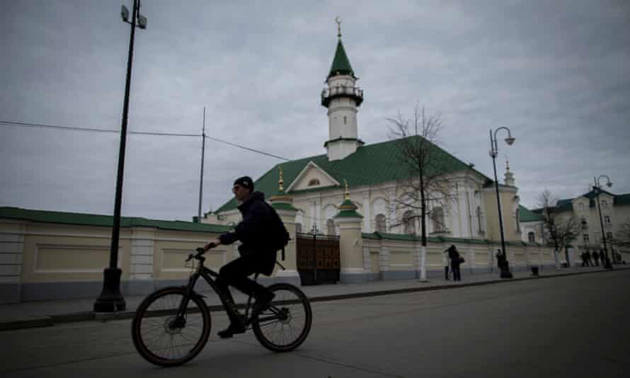 Un ciclista pasa por delante de la mezquita de Märcani.