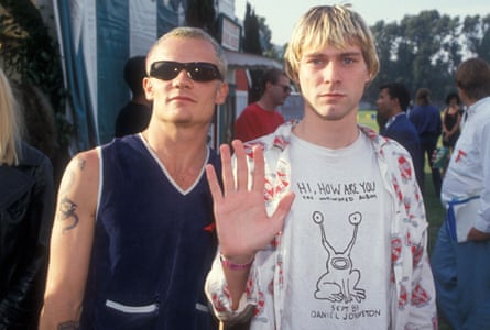 Flea of ​​Red Hot Chili Peppers (à gauche) avec Kurt Cobain de Nirvana portant un Daniel Johnston 