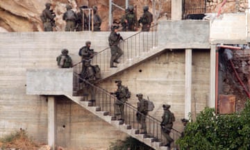 PALESTINIAN-ISRAEL-CONFLICT-RABBI<br>Israeli soldiers deploy near a Palestinian house during a raid to find Mohamed Fakih, a Hamas militant accused of murdering an Israeli rabbi earlier this month, in the village of Surif, north of the West Bank city of Hebron on July 27, 2016. Mohamed Fakih was killed and several other people were arrested in the hours-long raid. The July 1 attack saw a car targeted by gunfire south of Hebron, leading to a crash that killed the rabbi and wounded three family members. Hebron is the scene of frequent tensions in the Israeli-Palestinian conflict. Several hundred Israeli settlers live in the heart of the city under heavy military guard among around 200,000 Palestinians. / AFP / HAZEM BADER (Photo credit should read HAZEM BADER/AFP via Getty Images)
