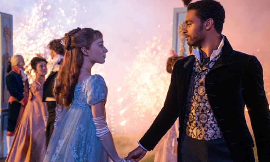 Phoebe Dynevor and Regé-Jean Page in Bridgerton.