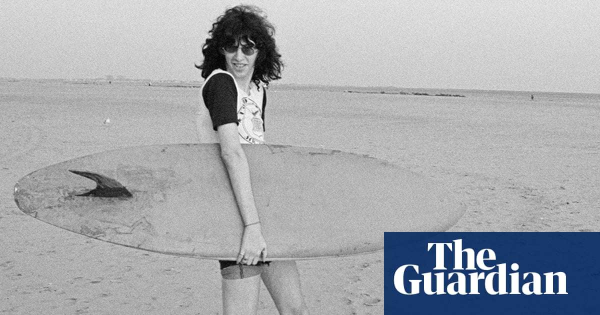 Ο Joey Ramone χαμογελά! Και διασκεδάζοντας! Στην παραλία! Η καλύτερη φωτογραφία της Roberta Bayley