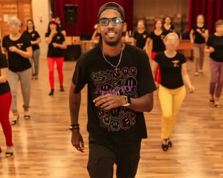 Oemis Romagoza Durruthy apparently leading a women's dance class