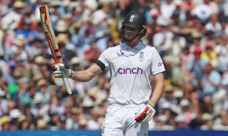 Zak Crawley célèbre son demi-siècle pour l'Angleterre le premier jour des Cendres